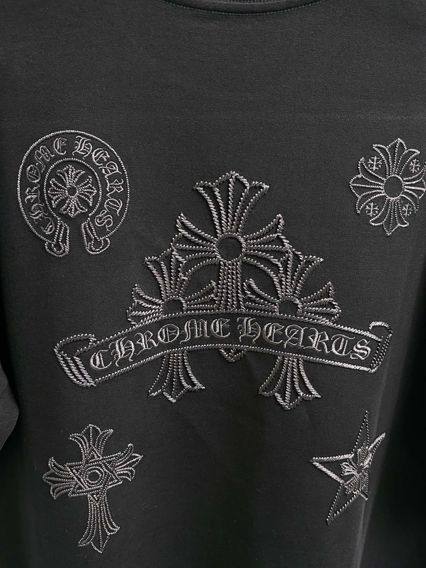 P190 Chrome Hearts* 2꯭0꯭2꯭5 new autumn and winter style ❤️ Original ⌚️ high version Chrome Hearts The fabric is made of 320g high-density modal long-staple cotton. It does not deform or shrink. Process introduction: double thread movement. Chest. The back panel uses overlapping embroidery🪡 process➕the back panel towel rope embroidery process. Color: black SIZE: M-3XL